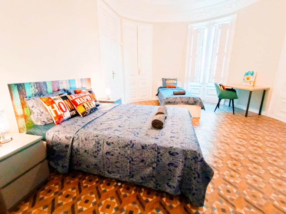 By Plaza Catalunya Rooms Барселона Екстер'єр фото